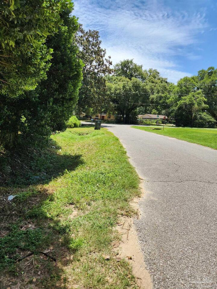 Property Photo: 300 Louisiana Dr FL 32505