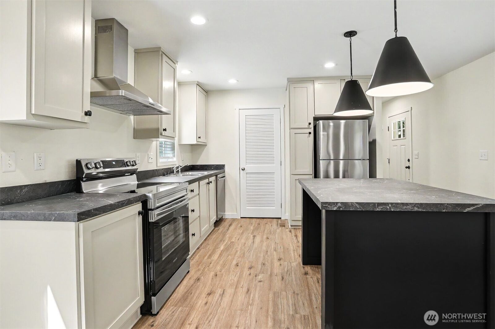 Property Photo: 28454 168th Avenue SE 40 WA 98042