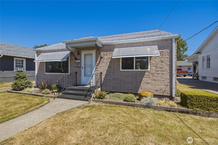 Property Photo:  212  L Street SE  WA 98002 