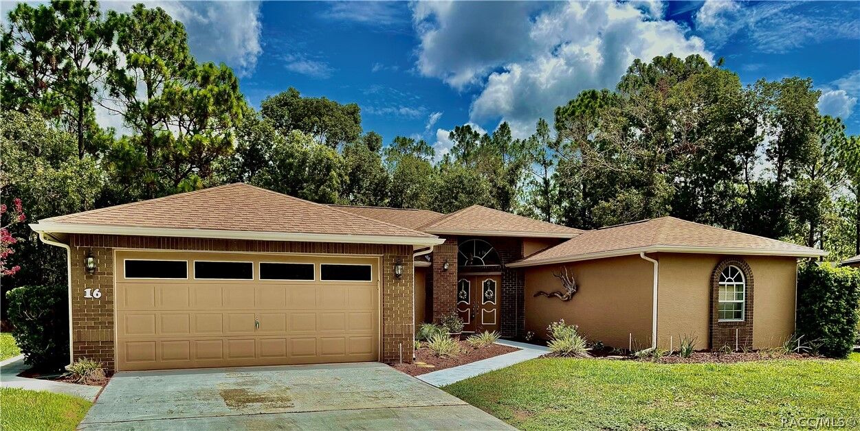 Property Photo: 16 Pawpaw Court S FL 34446