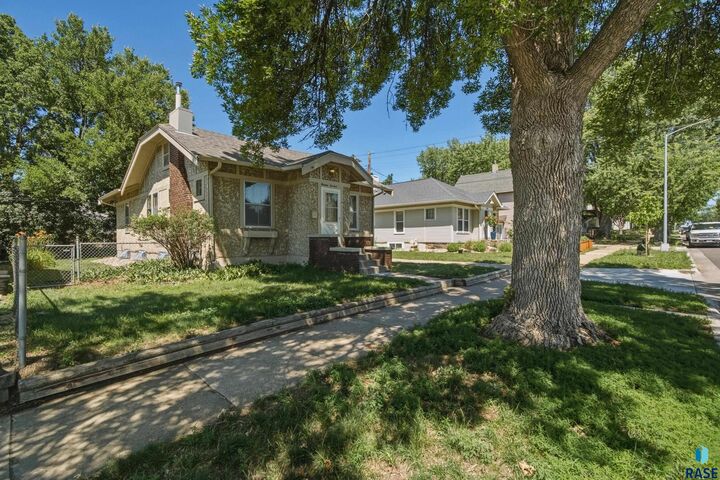 Property Photo: 1314 W 10th St SD 57104