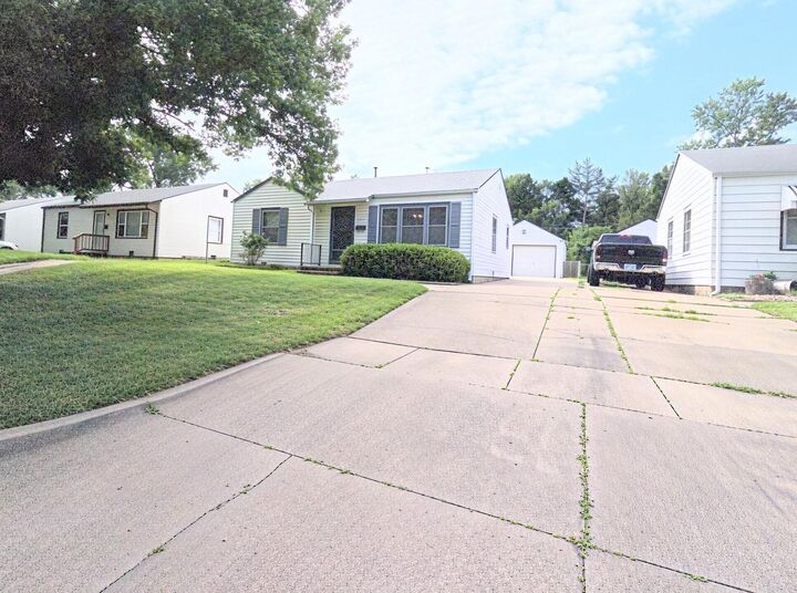 Property Photo: 5913 E Bellaire St KS 67218