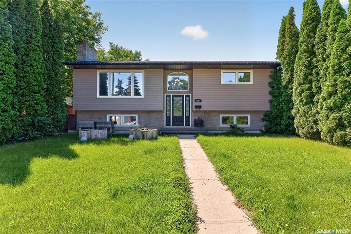 1207 Grandview Street W — photo 1