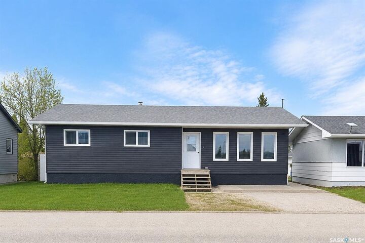 204 Railway Avenue W — photo 1