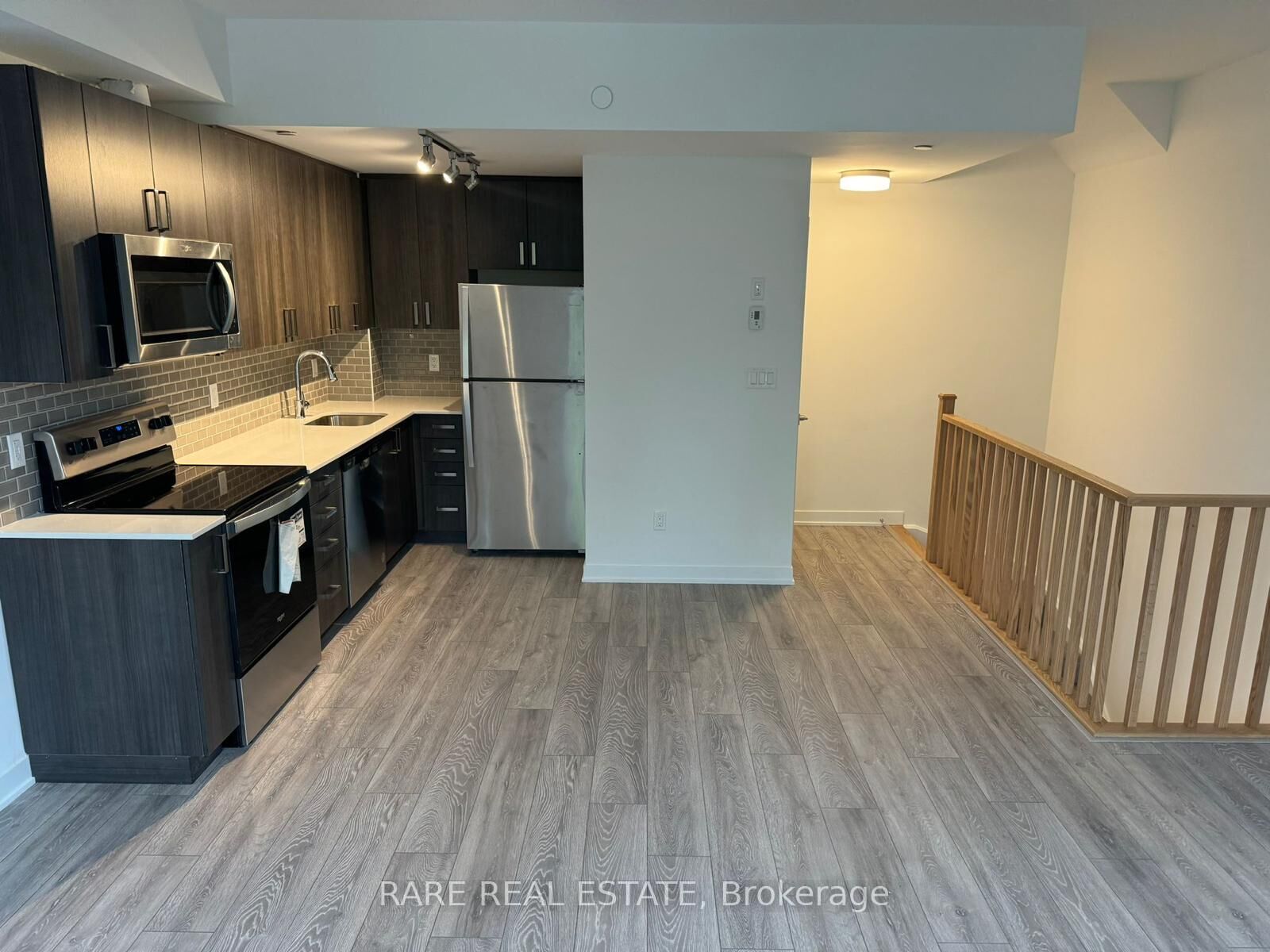 Property Photo: 4045 Hickory Drive 15 ON L4W 0G6
