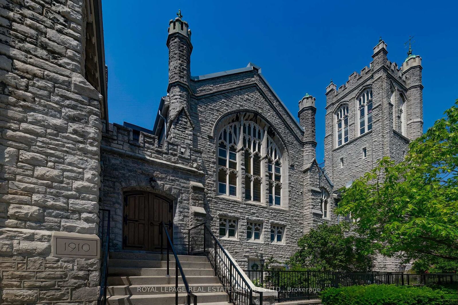 Property Photo: 384 Sunnyside Avenue 308 ON M6R 2S1