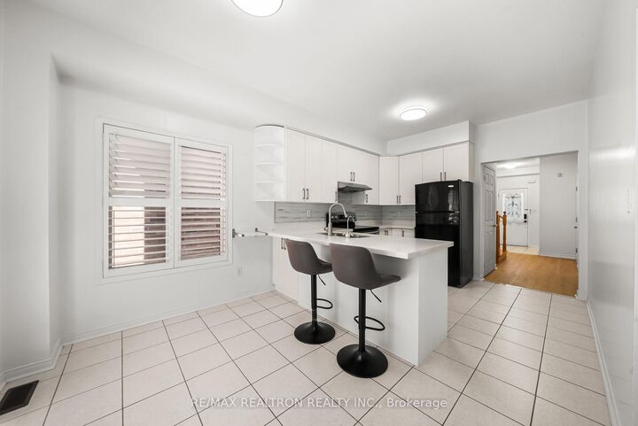 Property Photo:  208 Penndutch Circle  ON L4A 0N9 