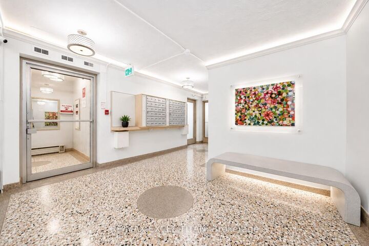 Photo de la propriété: 2895 Bathurst Street 108 ON M6H 3A8