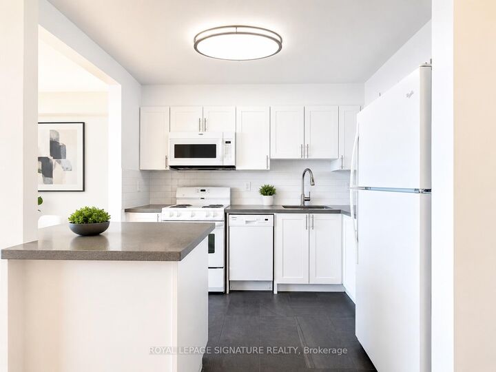 Property Photo:  666 Spadina Avenue 2211  ON M5S 2H8 