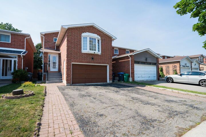 Property Photo: 34 Clarridge Court ON L6X 3N5