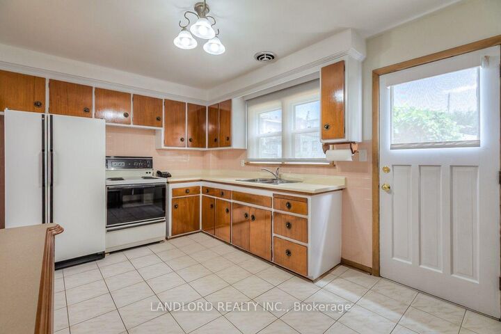 Photo de la propriété:  85 Greenlaw Avenue  ON M6H 3V8 