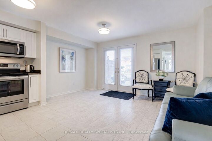 Property Photo: 3975 Eglinton Avenue W 16 ON L5M 0E7