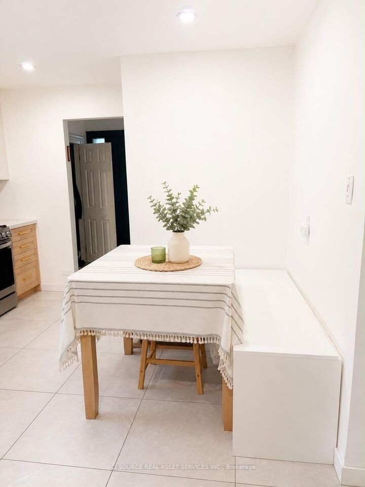 Property Photo:  37 Bainbridge Avenue  ON M3H 2J8 