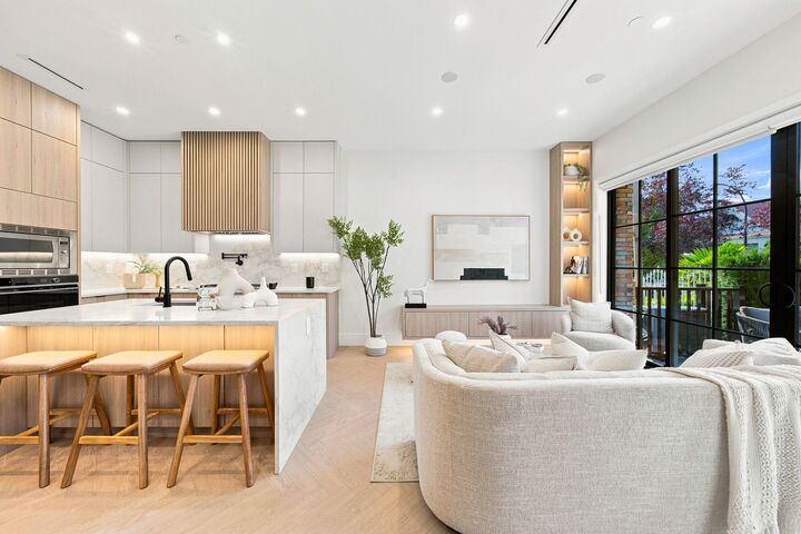 Property Photo: 646 E 23rd Avenue 1 BC V5V 1X8