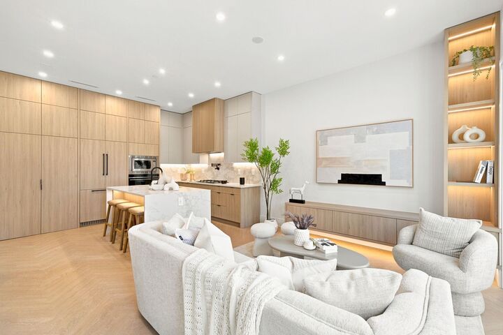 Property Photo: 646 E 23rd Avenue 2 BC V5V 1X8