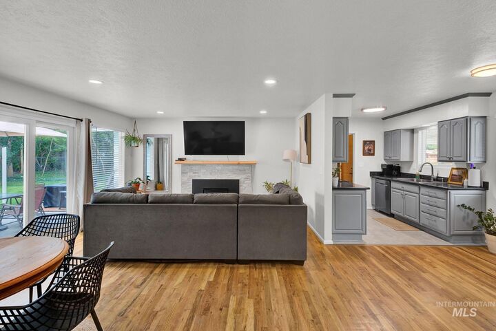 Property Photo: 220 N Owyhee Street ID 83706
