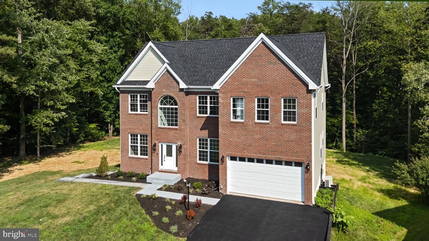 Property Photo: 15701 Piedmont Pl VA 22193