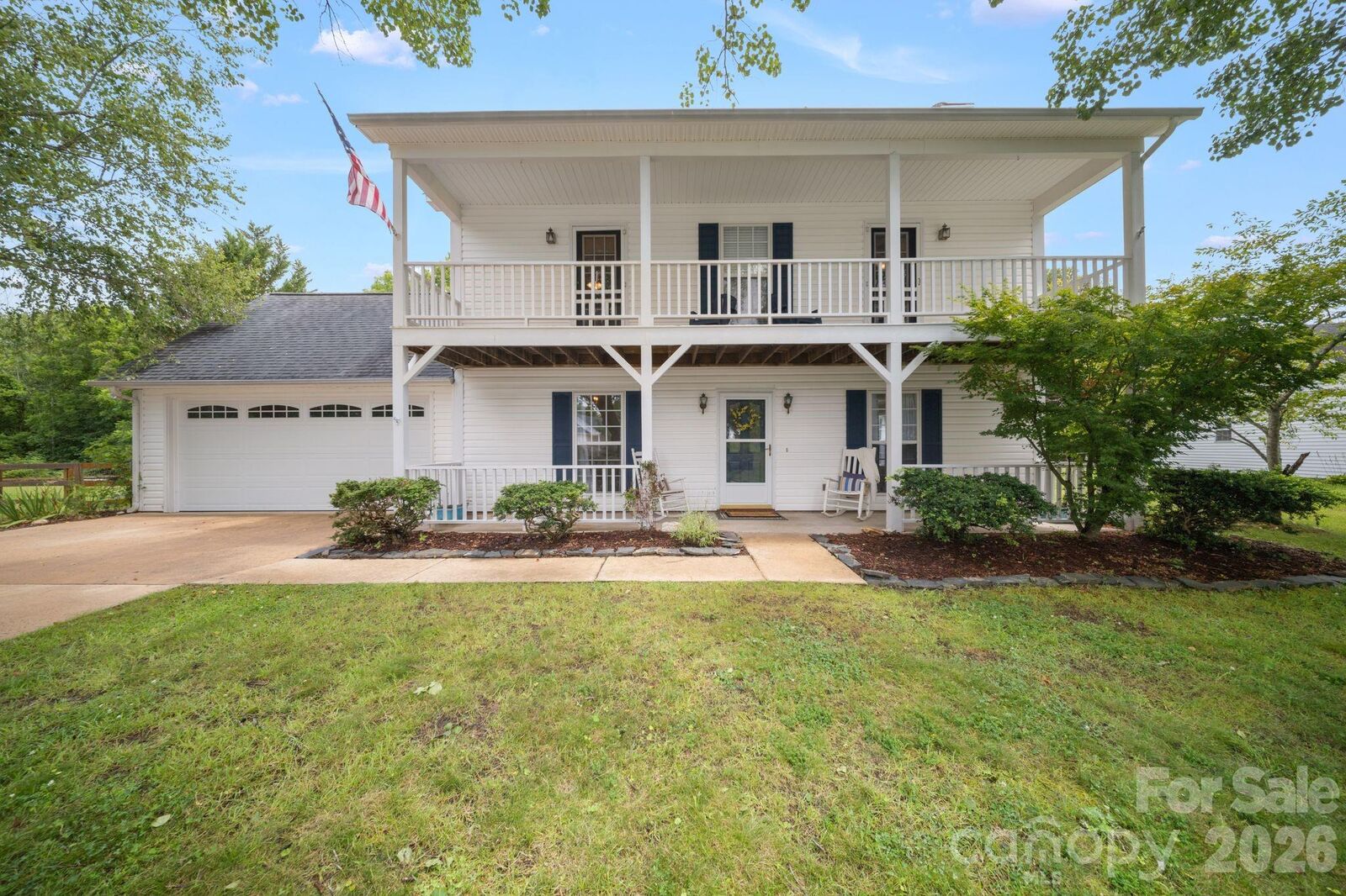 Property Photo: 1040 Thorncrest Drive NC 28732