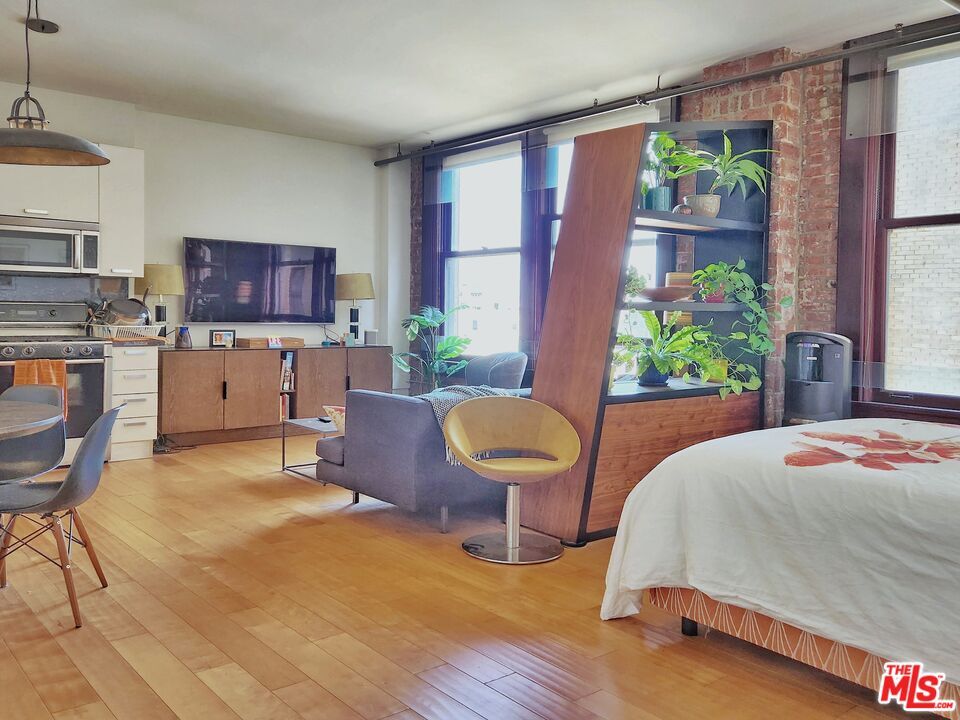 Property Photo:  460 S Spring St  CA 90013 