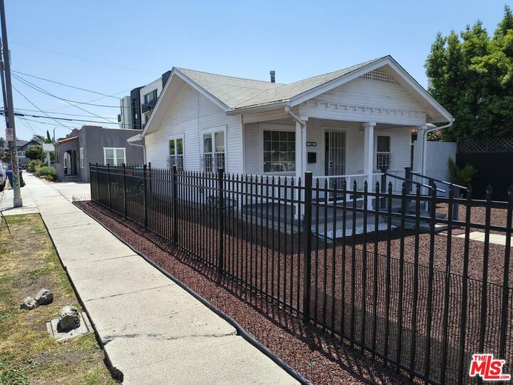 Property Photo: 2402 Carmona Ave CA 90016