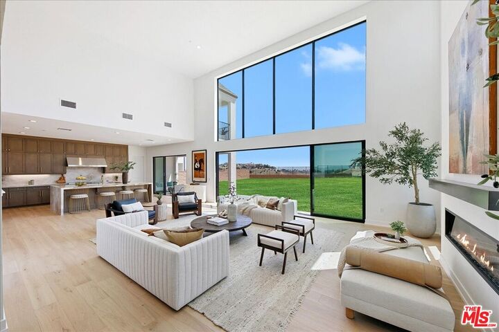Property Photo: 22810 Seaqua Cir CA 91311