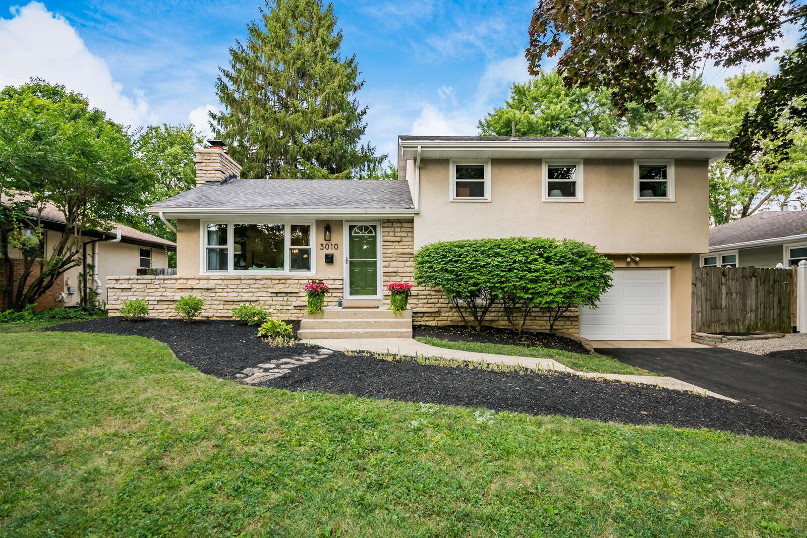 Property Photo: 3010 Trentwood Road OH 43221