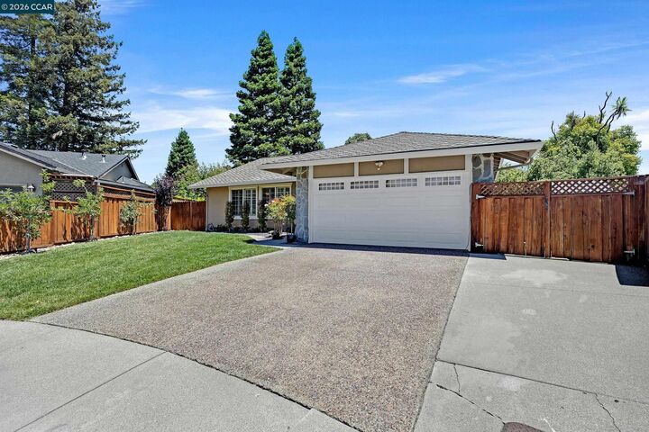 Property Photo: 8 Bath Ct CA 94583
