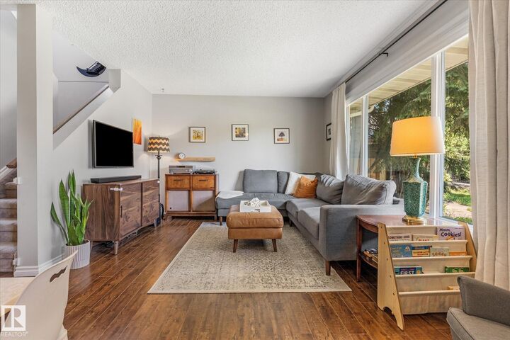 Property Photo:  4718 35 Avenue NW  AB T6L 3P9 