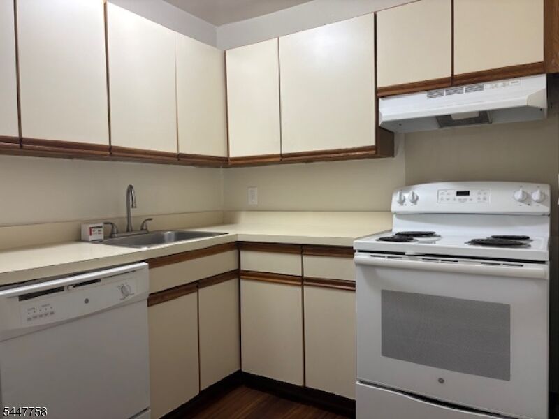 Property Photo:  117 Treetop Ct 61  NJ 07403 