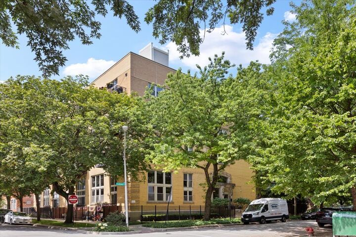 Property Photo: 3900 N Claremont Avenue 103 IL 60618