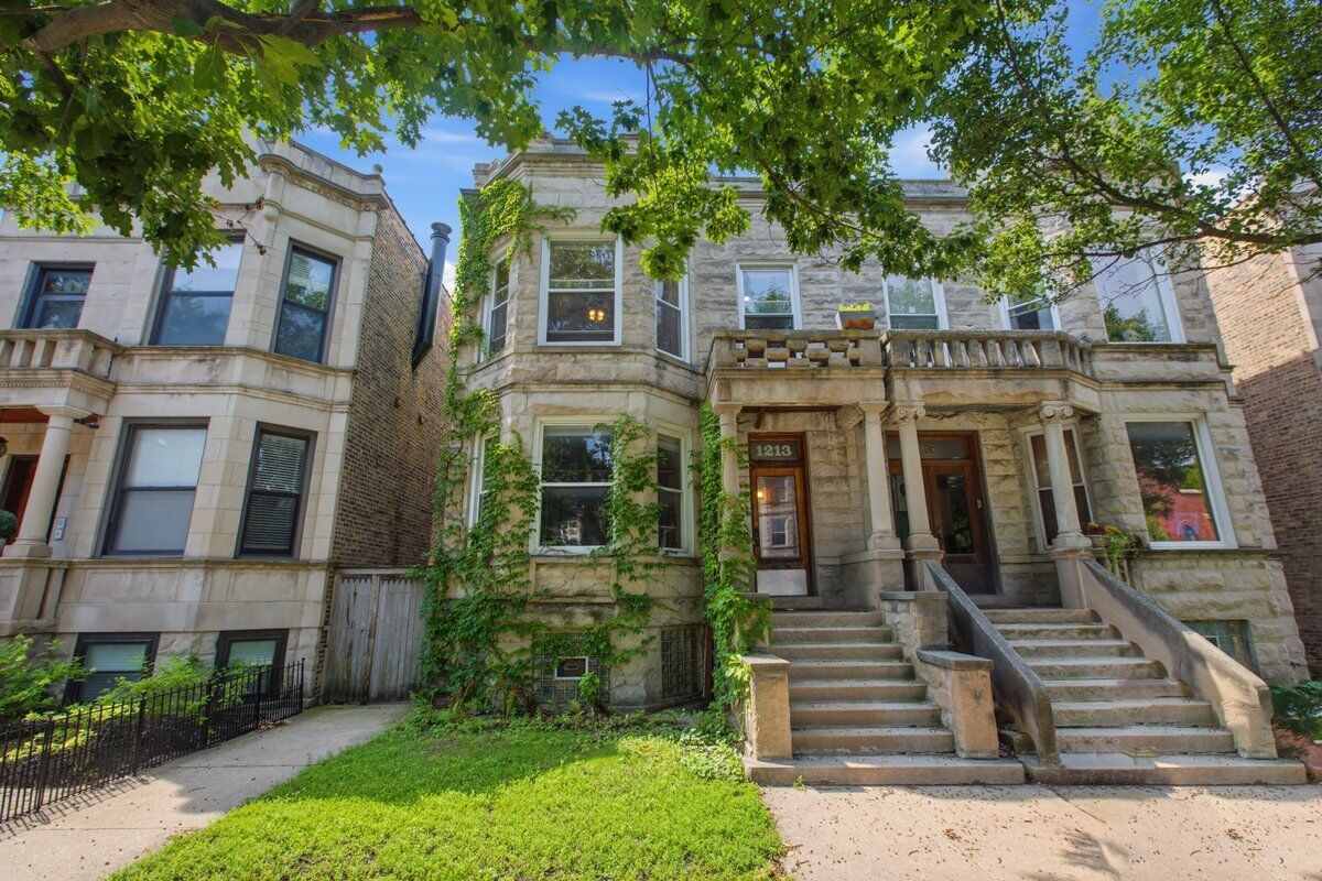 Property Photo: 1213 W Addison Street 2 IL 60613