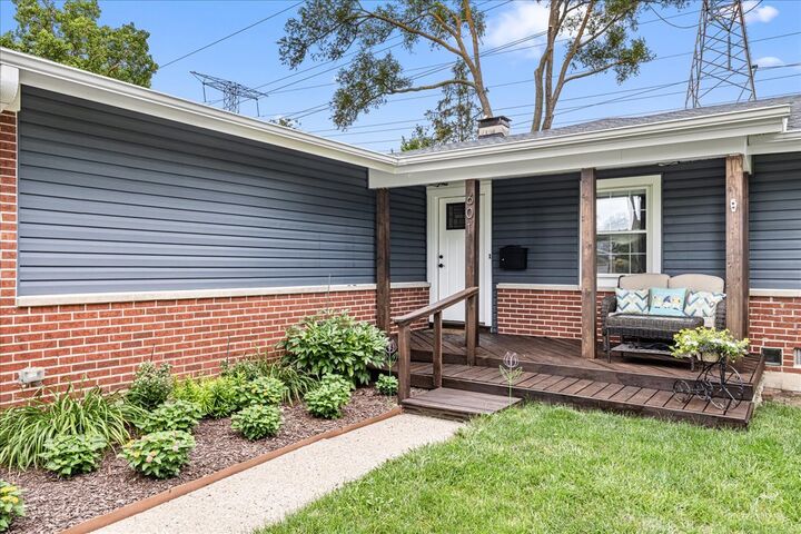 Property Photo: 601 Walnut Lane IL 60007