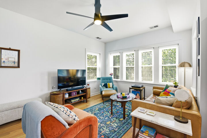 Property Photo:  4051 N Southport Avenue 2  IL 60613 