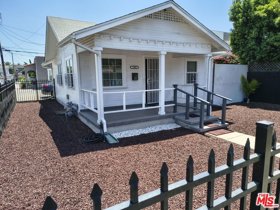 Property Photo:  2402 Carmona Avenue  CA 90016 