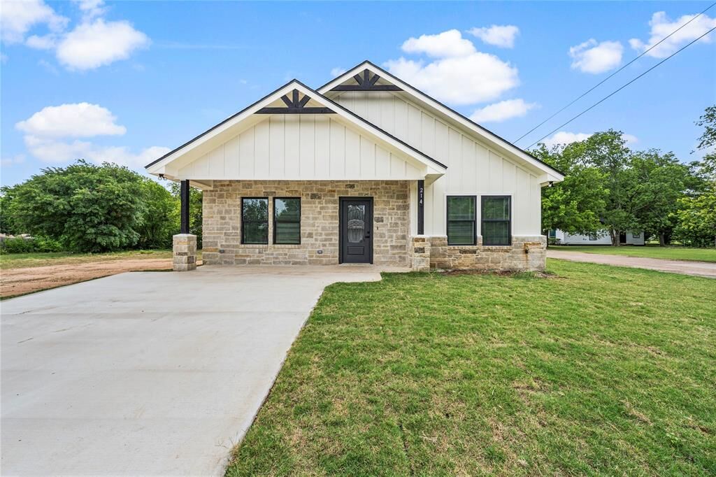 Property Photo: 214 Rogers Street TX 76657