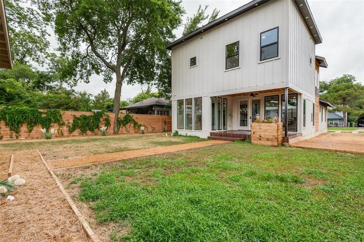Property Photo: 514 S Marlborough Avenue TX 75208