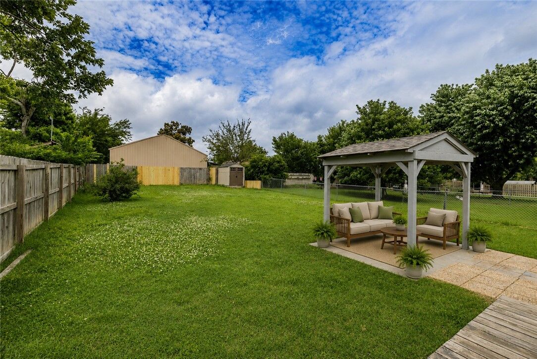 Property Photo: 1013 W Linden Street AR 72756