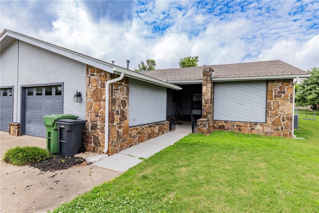 Property Photo:  1013 W Linden Street  AR 72756 