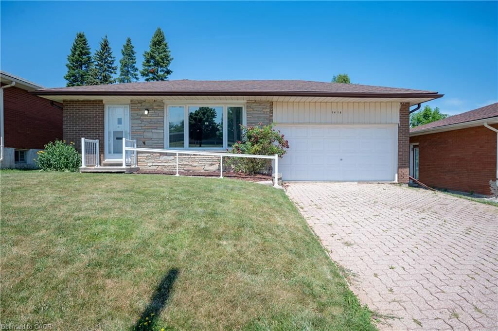 Property Photo:  1418 Queens Boulevard  ON N2M 1E1 