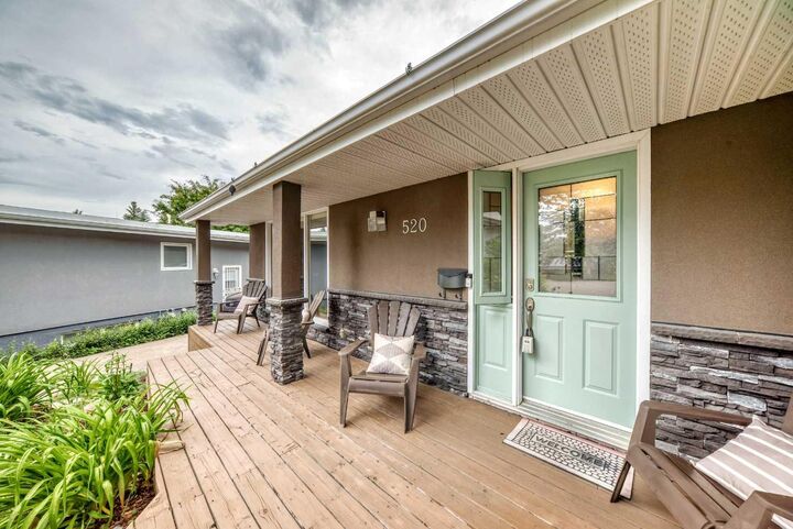 Property Photo: 520 Oakwood Place SW AB T2V 0K3
