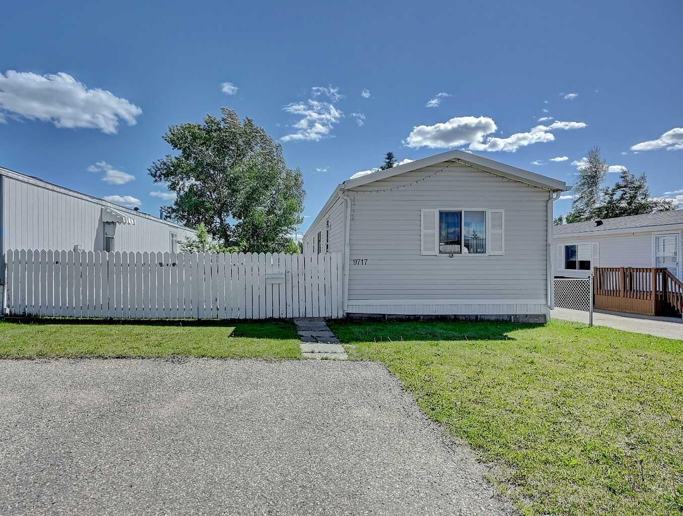 Property Photo:  9717 121 Avenue  AB T8V 7J2 