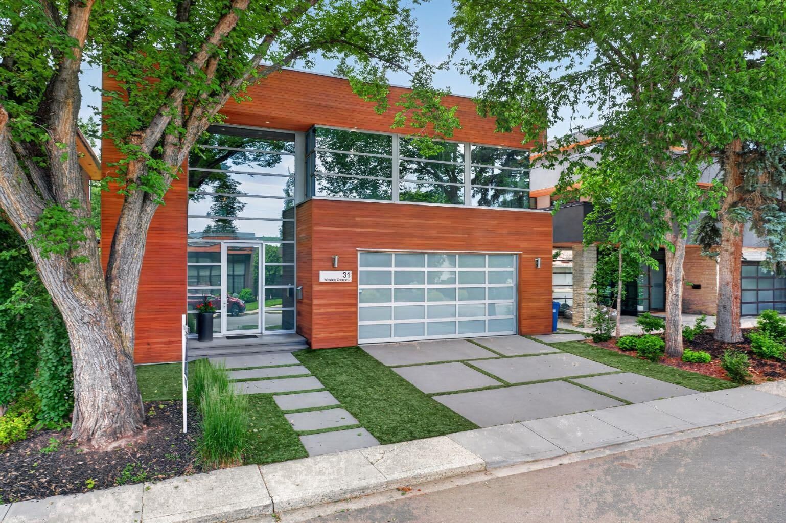 Property Photo: 31 Windsor Crescent SW AB T2V 1V5
