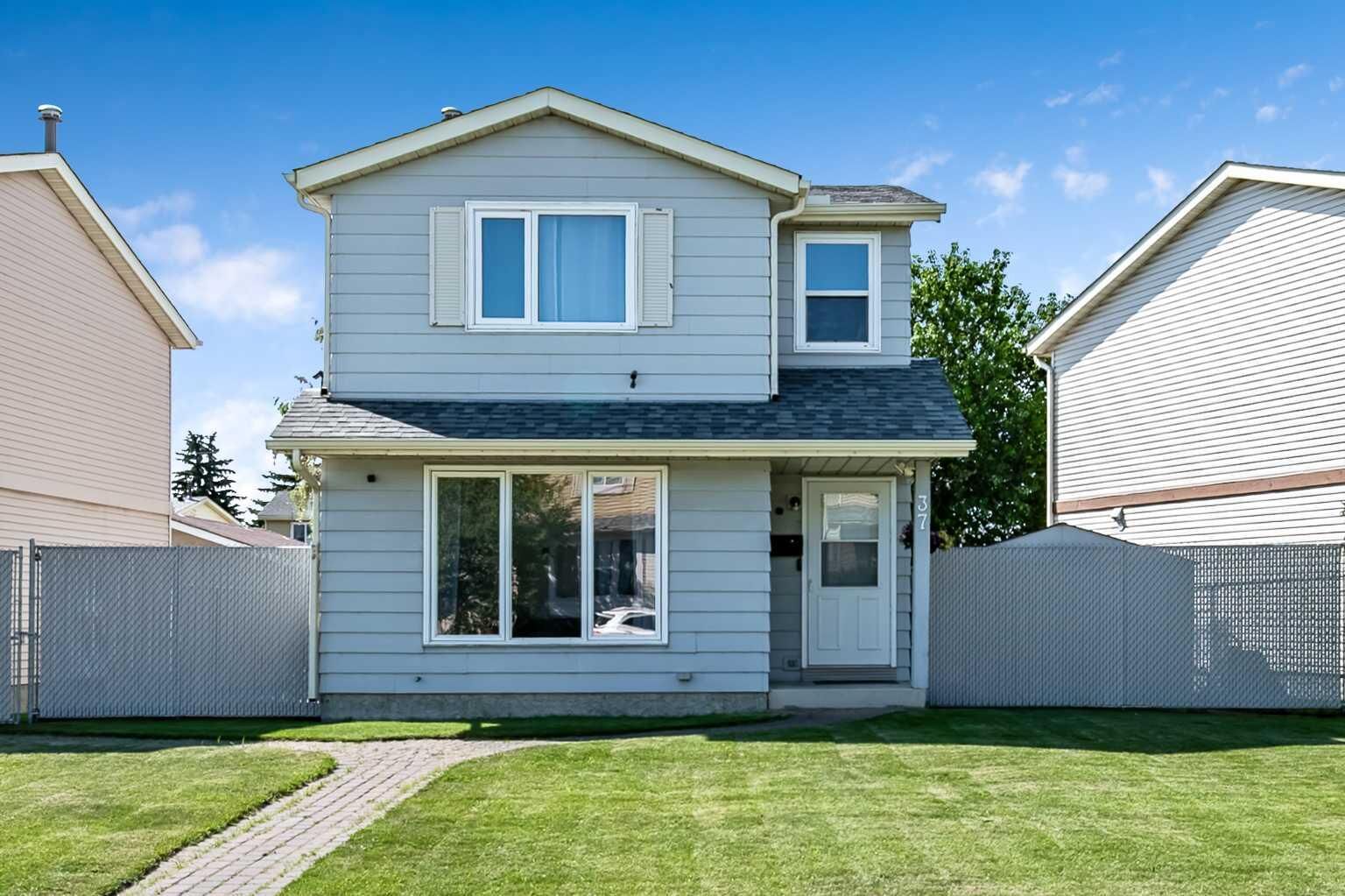 Property Photo: 37 Erin Woods Place SE AB T2B 2W5