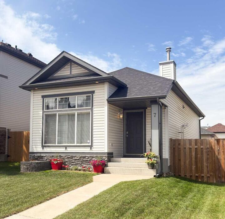 Property Photo:  7 Bridlecrest Boulevard SW  AB T2Y 4X9 
