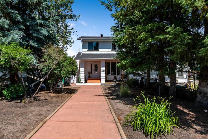 Property Photo:  216 B Royal  AB T0L 2A0 