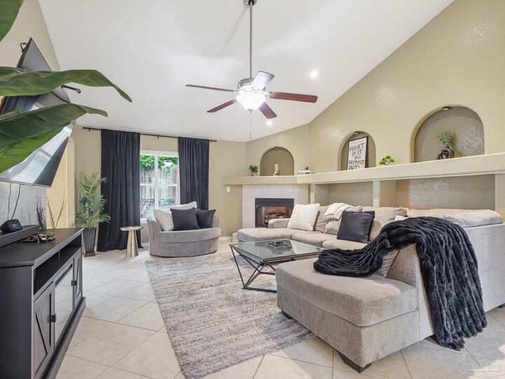 Property Photo: 2101 Pin High Dr FL 32526