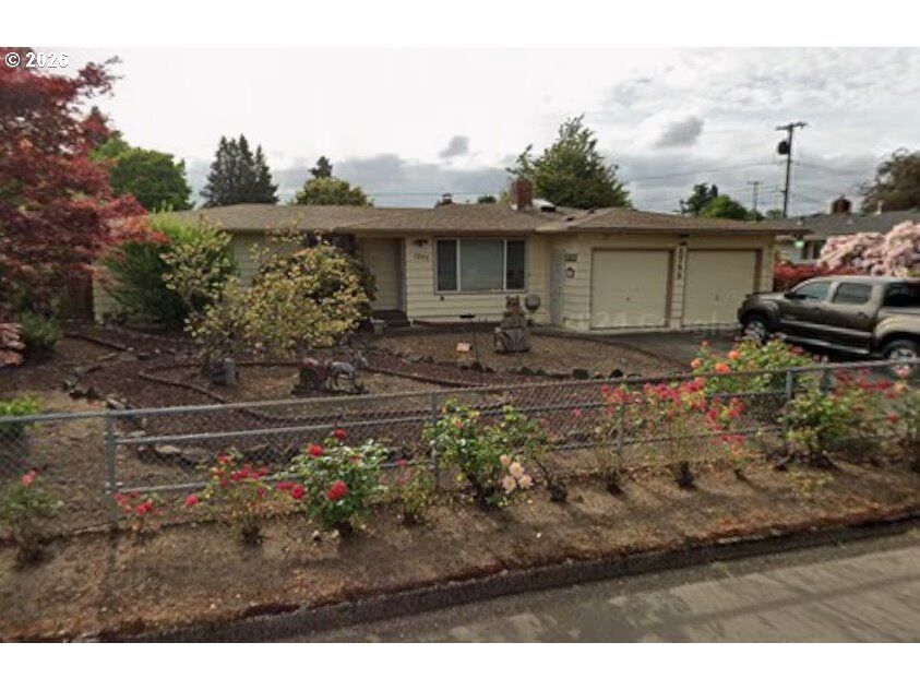 Property Photo: 1755 Alderwood St OR 97404