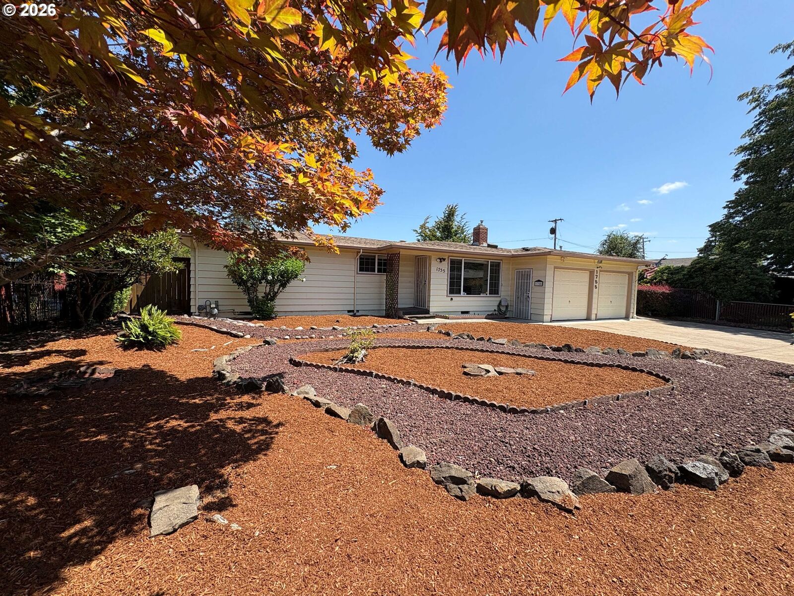 Property Photo:  1755 Alderwood St  OR 97404 