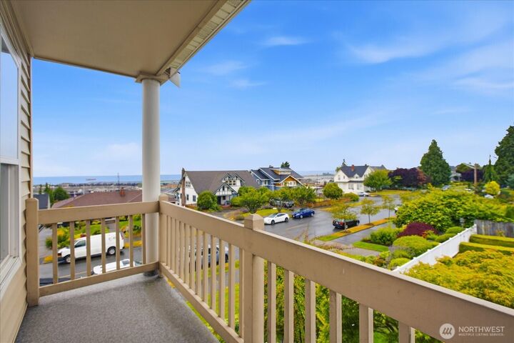 Property Photo:  2219  Rucker Avenue 201  WA 98201 