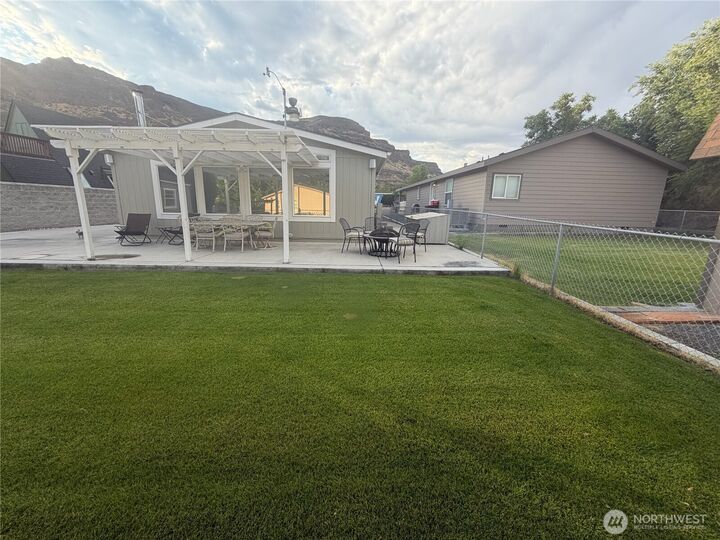 Property Photo:  616  Hunter Avenue SW  WA 98848 